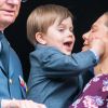 La princesse Victoria de Suède et son fils le prince Oscar, 3 ans, au balcon du palais royal à Stockholm le 30 avril 2019 lors des célébrations du 73e anniversaire du roi Carl XVI Gustaf.