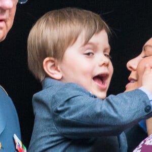 La princesse Victoria de Suède et son fils le prince Oscar, 3 ans, au balcon du palais royal à Stockholm le 30 avril 2019 lors des célébrations du 73e anniversaire du roi Carl XVI Gustaf.