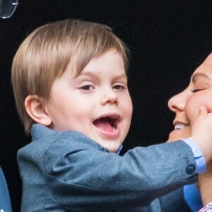 La princesse Victoria de Suède et son fils le prince Oscar, 3 ans, au balcon du palais royal à Stockholm le 30 avril 2019 lors des célébrations du 73e anniversaire du roi Carl XVI Gustaf.