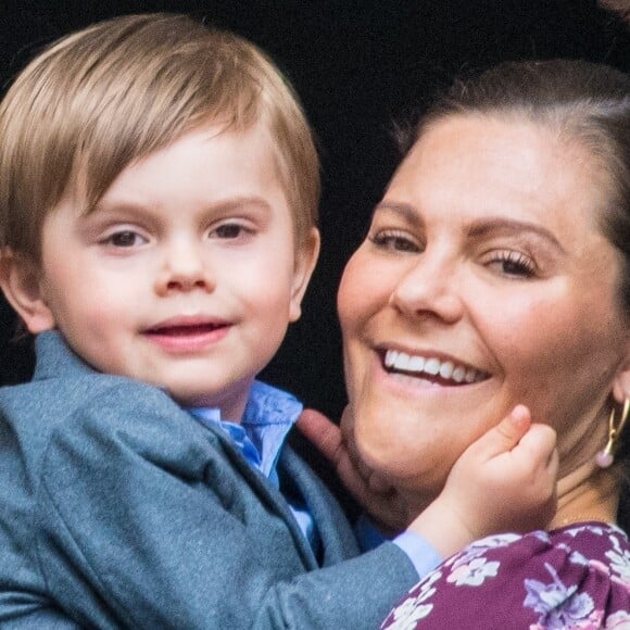 La princesse Victoria de Suède et son fils le prince Oscar, 3 ans, au balcon du palais royal à Stockholm le 30 avril 2019 lors des célébrations du 73e anniversaire du roi Carl XVI Gustaf.