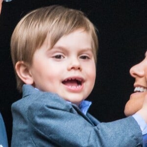 La princesse Victoria de Suède et son fils le prince Oscar, 3 ans, au balcon du palais royal à Stockholm le 30 avril 2019 lors des célébrations du 73e anniversaire du roi Carl XVI Gustaf.