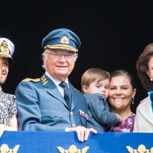 Le roi Carl XVI Gustaf de Suède entouré de sa famille - le prince Carl Philip, la princesse Estelle, le prince Oscar, la princesse Victoria, la reine Silvia - au balcon du palais royal à Stockholm le 30 avril 2019 pour les célébrations de son 73e anniversaire.