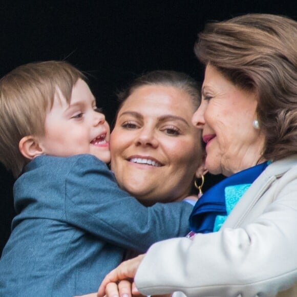 La princesse Victoria de Suède et son fils le prince Oscar, 3 ans, au balcon du palais royal à Stockholm le 30 avril 2019 lors des célébrations du 73e anniversaire du roi Carl XVI Gustaf.