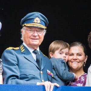 Le roi Carl XVI Gustaf de Suède entouré de sa famille - le prince Carl Philip, la princesse Estelle, le prince Oscar, la princesse Victoria, la reine Silvia - au balcon du palais royal à Stockholm le 30 avril 2019 pour les célébrations de son 73e anniversaire.