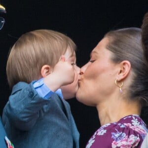 La princesse Victoria de Suède et son fils le prince Oscar, 3 ans, au balcon du palais royal à Stockholm le 30 avril 2019 lors des célébrations du 73e anniversaire du roi Carl XVI Gustaf.