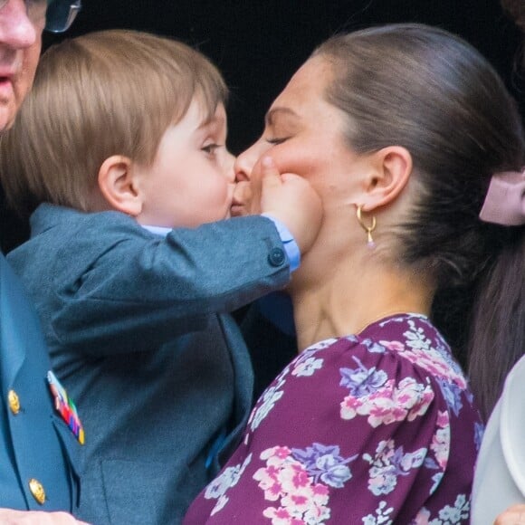 La princesse Victoria de Suède et son fils le prince Oscar, 3 ans, au balcon du palais royal à Stockholm le 30 avril 2019 lors des célébrations du 73e anniversaire du roi Carl XVI Gustaf.