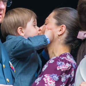 La princesse Victoria de Suède et son fils le prince Oscar, 3 ans, au balcon du palais royal à Stockholm le 30 avril 2019 lors des célébrations du 73e anniversaire du roi Carl XVI Gustaf.