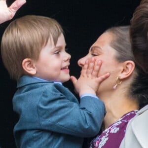 La princesse Victoria de Suède et son fils le prince Oscar, 3 ans, au balcon du palais royal à Stockholm le 30 avril 2019 lors des célébrations du 73e anniversaire du roi Carl XVI Gustaf.