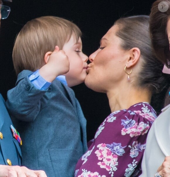 La princesse Victoria de Suède et son fils le prince Oscar, 3 ans, au balcon du palais royal à Stockholm le 30 avril 2019 lors des célébrations du 73e anniversaire du roi Carl XVI Gustaf.