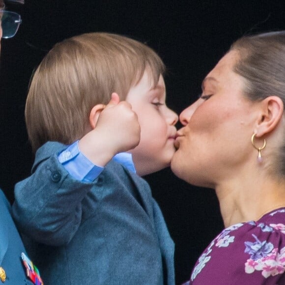 La princesse Victoria de Suède et son fils le prince Oscar, 3 ans, au balcon du palais royal à Stockholm le 30 avril 2019 lors des célébrations du 73e anniversaire du roi Carl XVI Gustaf.