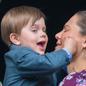 La princesse Victoria de Suède et son fils le prince Oscar, 3 ans, au balcon du palais royal à Stockholm le 30 avril 2019 lors des célébrations du 73e anniversaire du roi Carl XVI Gustaf.