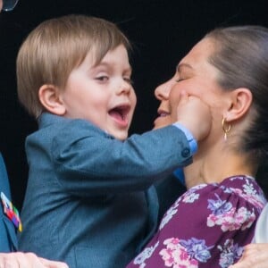 La princesse Victoria de Suède et son fils le prince Oscar, 3 ans, au balcon du palais royal à Stockholm le 30 avril 2019 lors des célébrations du 73e anniversaire du roi Carl XVI Gustaf.