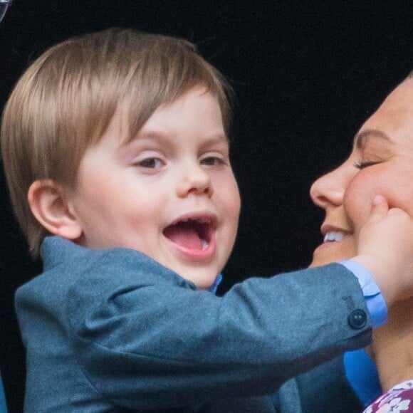 La princesse Victoria de Suède et son fils le prince Oscar, 3 ans, au balcon du palais royal à Stockholm le 30 avril 2019 lors des célébrations du 73e anniversaire du roi Carl XVI Gustaf.