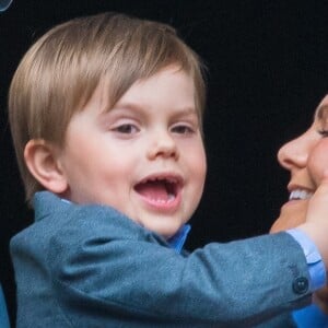 La princesse Victoria de Suède et son fils le prince Oscar, 3 ans, au balcon du palais royal à Stockholm le 30 avril 2019 lors des célébrations du 73e anniversaire du roi Carl XVI Gustaf.