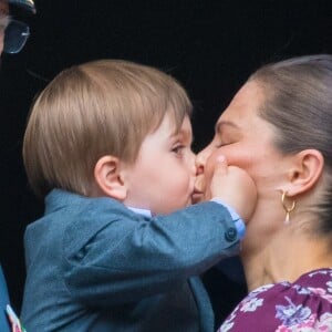 La princesse Victoria de Suède et son fils le prince Oscar, 3 ans, au balcon du palais royal à Stockholm le 30 avril 2019 lors des célébrations du 73e anniversaire du roi Carl XVI Gustaf.