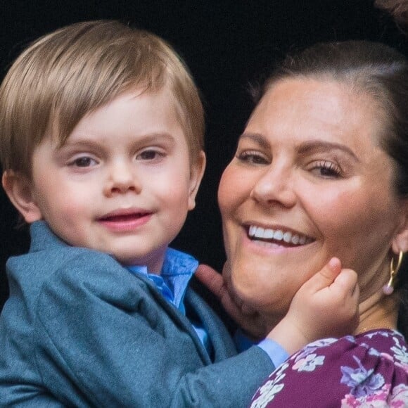 La princesse Victoria de Suède et son fils le prince Oscar, 3 ans, au balcon du palais royal à Stockholm le 30 avril 2019 lors des célébrations du 73e anniversaire du roi Carl XVI Gustaf.