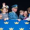 Le roi Carl XVI Gustaf de Suède entouré de sa famille - le prince Carl Philip, la princesse Estelle, le prince Oscar, la princesse Victoria, la reine Silvia - au balcon du palais royal à Stockholm le 30 avril 2019 pour les célébrations de son 73e anniversaire.