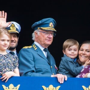 Le roi Carl XVI Gustaf de Suède entouré de sa famille - le prince Carl Philip, la princesse Estelle, le prince Oscar, la princesse Victoria, la reine Silvia - au balcon du palais royal à Stockholm le 30 avril 2019 pour les célébrations de son 73e anniversaire.