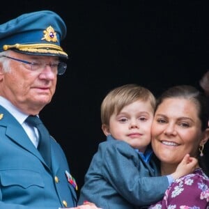 Le roi Carl XVI Gustaf de Suède avec le prince Oscar, la princesse Victoria, la reine Silvia au balcon du palais royal à Stockholm le 30 avril 2019 pour les célébrations de son 73e anniversaire.