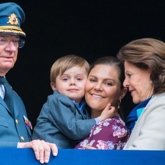 Le roi Carl XVI Gustaf de Suède avec le prince Oscar, la princesse Victoria, la reine Silvia au balcon du palais royal à Stockholm le 30 avril 2019 pour les célébrations de son 73e anniversaire.