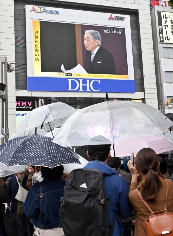La cérémonie d'abdication de l'empereur Akihito est retransmise sur des écrans géants à Tokyo le 30 avril 2019.
