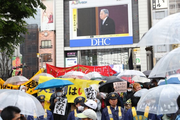 La cérémonie d'abdication de l'empereur Akihito est retransmise sur des écrans géants à Tokyo le 30 avril 2019.