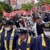 La police encadre des manifestations anti-empereur à Tokyo le jour de l'abdication de l'empereur Akihito en faveur de son fils Naruhito le 30 avril 2019.