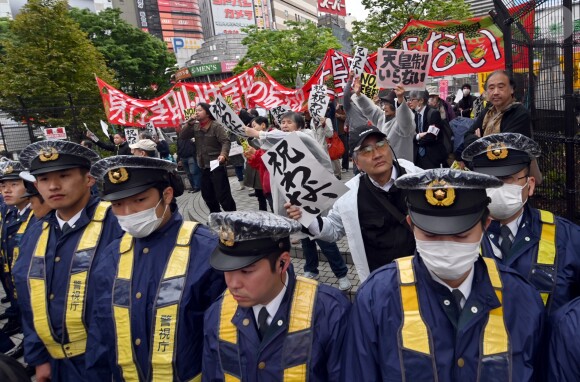 La police encadre des manifestations anti-empereur à Tokyo le jour de l'abdication de l'empereur Akihito en faveur de son fils Naruhito le 30 avril 2019.