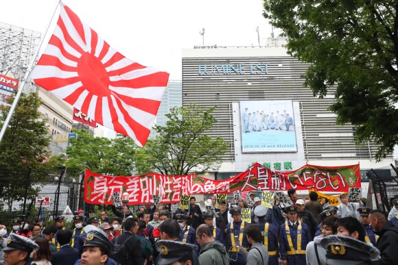 La police encadre des manifestations anti-empereur à Tokyo le jour de l'abdication de l'empereur Akihito en faveur de son fils Naruhito le 30 avril 2019.