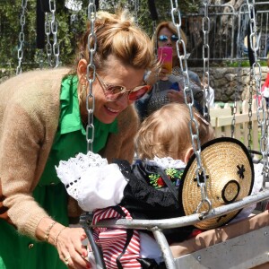 Exclusif - Laura Tenoudji Estrosi et sa fille Bianca - Christian Estrosi, le maire de Nice, et sa femme Laura Tenoudji ont fêté en famille le 1er mai dans les jardins de Cimiez pour la Fête des Mai à Nice, le 1er mai 2019. © Bruno Bebert/Bestimage