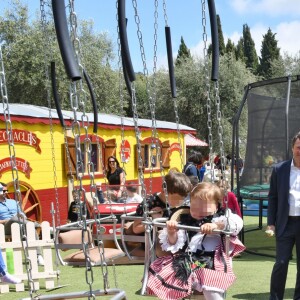 Exclusif - Christian Estrosi, le maire de Nice, et sa femme Laura Tenoudji avec leur fille Bianca - Christian Estrosi, le maire de Nice, et sa femme Laura Tenoudji ont fêté en famille le 1er mai dans les jardins de Cimiez pour la Fête des Mai à Nice, le 1er mai 2019. © Bruno Bebert/Bestimage