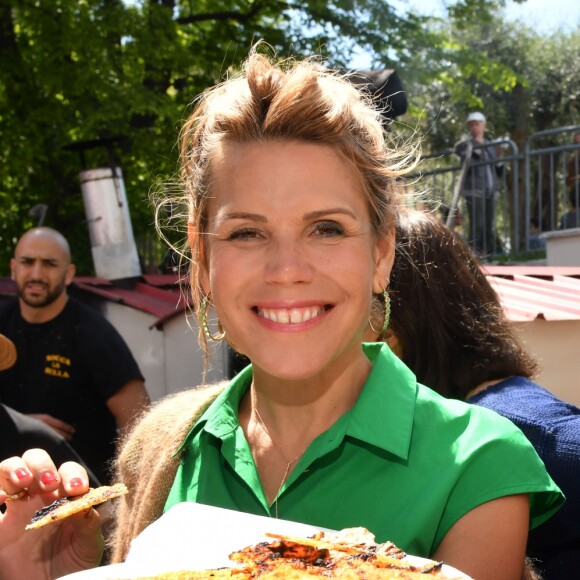 Exclusif - Laura Tenoudji Estrosi et la traditionnelle Socca - Christian Estrosi, le maire de Nice, et sa femme Laura Tenoudji ont fêté en famille le 1er mai dans les jardins de Cimiez pour la Fête des Mai à Nice, le 1er mai 2019. © Bruno Bebert/Bestimage