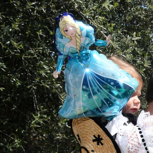 Exclusif - Christian Estrosi, le maire de Nice, et sa femme Laura Tenoudji avec leur fille Bianca - Christian Estrosi, le maire de Nice, et sa femme Laura Tenoudji ont fêté en famille le 1er mai dans les jardins de Cimiez pour la Fête des Mai à Nice, le 1er mai 2019. © Bruno Bebert/Bestimage