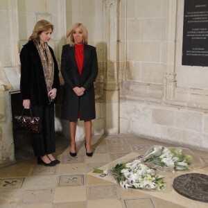 La première dame Brigitte Macron et Laura Mattarella, la fille de Sergio Mattarella le président d'Italie déposent une gerbe sur la tombe de Léonard de Vinci au château royal d'Amboise le 2 mai 2019. © Philippe Wojazer / Pool / Bestimage 