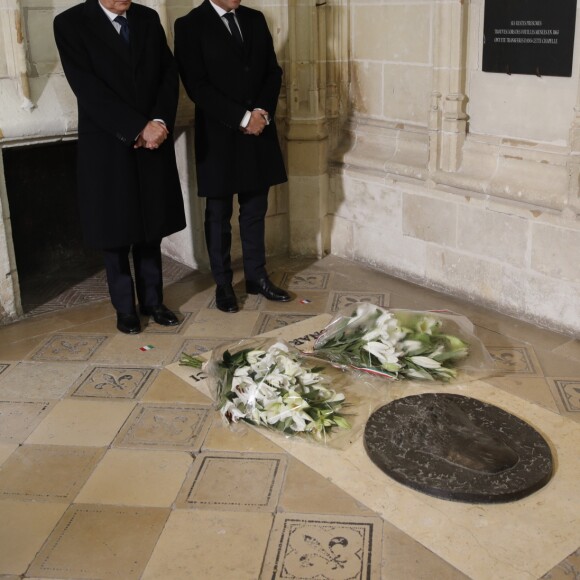 Le président Emmanuel Macron et le président de la république d'Italie Sergio Mattarella lors d'un dépôt de gerbe sur la tombe de Leonard de Vinci au Château Royal d'Amboise le 2 mai 2019. Cet hommage s'inscrit dans le cadre de la célébration du 500e anniversaire de la mort de Leonard de Vinci. © Philippe Wojazer / Pool / Bestimage