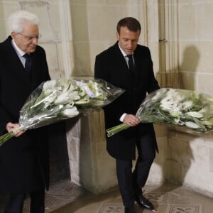 Le président Emmanuel Macron et le président de la république d'Italie Sergio Mattarella lors d'un dépôt de gerbe sur la tombe de Leonard de Vinci au Château Royal d'Amboise le 2 mai 2019. Cet hommage s'inscrit dans le cadre de la célébration du 500e anniversaire de la mort de Leonard de Vinci. © Philippe Wojazer / Pool / Bestimage