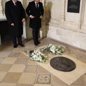 Le président Emmanuel Macron et le président de la république d'Italie Sergio Mattarella lors d'un dépôt de gerbe sur la tombe de Leonard de Vinci au Château Royal d'Amboise le 2 mai 2019. Cet hommage s'inscrit dans le cadre de la célébration du 500e anniversaire de la mort de Leonard de Vinci. © Philippe Wojazer / Pool / Bestimage