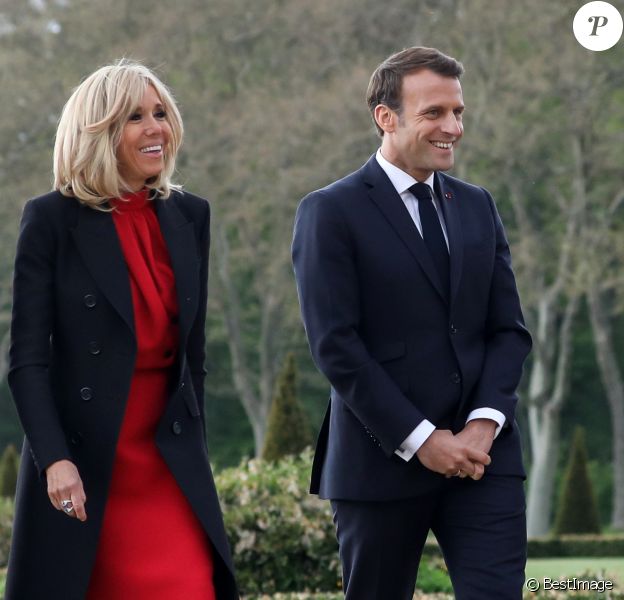 Brigitte Et Emmanuel Macron Complicite Et Recueillement A L Ombre D Un Genie Purepeople