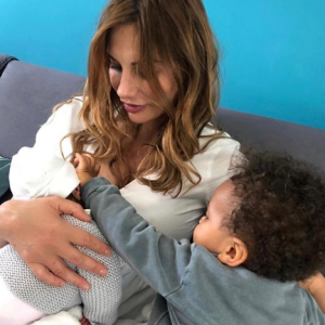 Ariane Brodier, son amoureux Fulgence Ouedraogo et leur fils sont heureux d'accueillir le deuxième bébé de la famille, une petite fille née le 24 avril 2019.