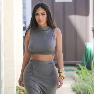 Exclusif - Kim Kardashian porte un bijou Tikka indien et un haut très moulant sans soutien-gorge en balade avec sa fille à Sherman Oaks. La petite est habillée en costume de princesse et porte un sac à paillettes avec son prénom inscrit dessus et des Doc Martens assorties! Kim et se rendent à une fête de mariage privée. Le 30 mars 2019.