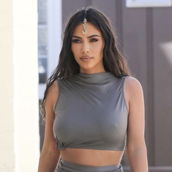 Exclusif - Kim Kardashian porte un bijou Tikka indien et un haut très moulant sans soutien-gorge en balade avec sa fille à Sherman Oaks. La petite est habillée en costume de princesse et porte un sac à paillettes avec son prénom inscrit dessus et des Doc Martens assorties! Kim et se rendent à une fête de mariage privée. Le 30 mars 2019.