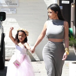 Exclusif - Kim Kardashian porte un bijou Tikka indien et un haut très moulant sans soutien-gorge en balade avec sa fille North à Sherman Oaks. La petite North est habillée en costume de princesse et porte un sac à paillettes avec son prénom inscrit dessus et des Doc Martens assorties! Kim et North se rendent à une fête de mariage privée. Le 30 mars 2019.