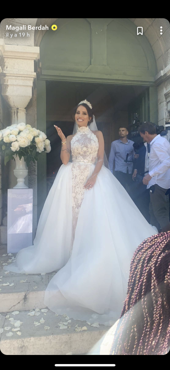 Manon Marsault se dévoile sublime en robe de mariée lors de son union avec Julien Tanti à l'église, le 4 mai 2019.
