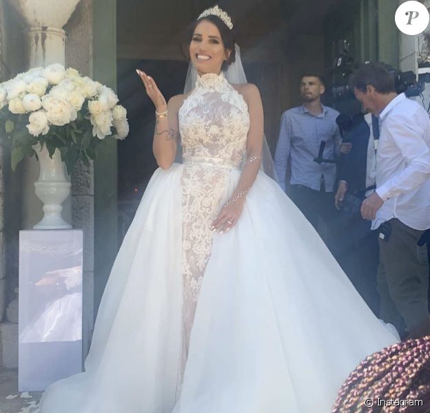 Manon Marsault se dévoile sublime en robe de mariée lors de son union avec Julien Tanti à l'église, le 4 mai 2019.