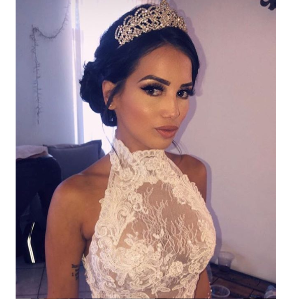 Manon Marsault se dévoile sublime en robe de mariée lors de son union avec Julien Tanti à l'église, le 4 mai 2019.