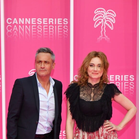 Jean-Michel Tinivelli et Marine Delterme de la série Alice Nevers au photocall du deuxième jour de la 2ème édition du "Canneseries" au palais des Festivals à Cannes, France, le 6 avril 2019. © Bruno Bébert/Bestimage