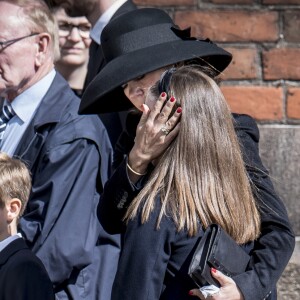 La princesse Mary de Danemark réconfortant sa fille Isabella, devant Josephine au bord des larmes... Le prince héritier Frederik de Danemark, la princesse Mary et leurs enfants le prince Christian, la princesse Isabella, le prince Vincent et la princesse Josephine ont assisté le 4 mai 2019 à la cathédrale d'Aarhus aux obsèques de trois des quatre enfants - Alfred, Alma et Agnes - de l'homme d'affaires danois Anders Holch Povlsen, tués à Colombo au Sri Lanka dans les attentats du 21 avril 2019.