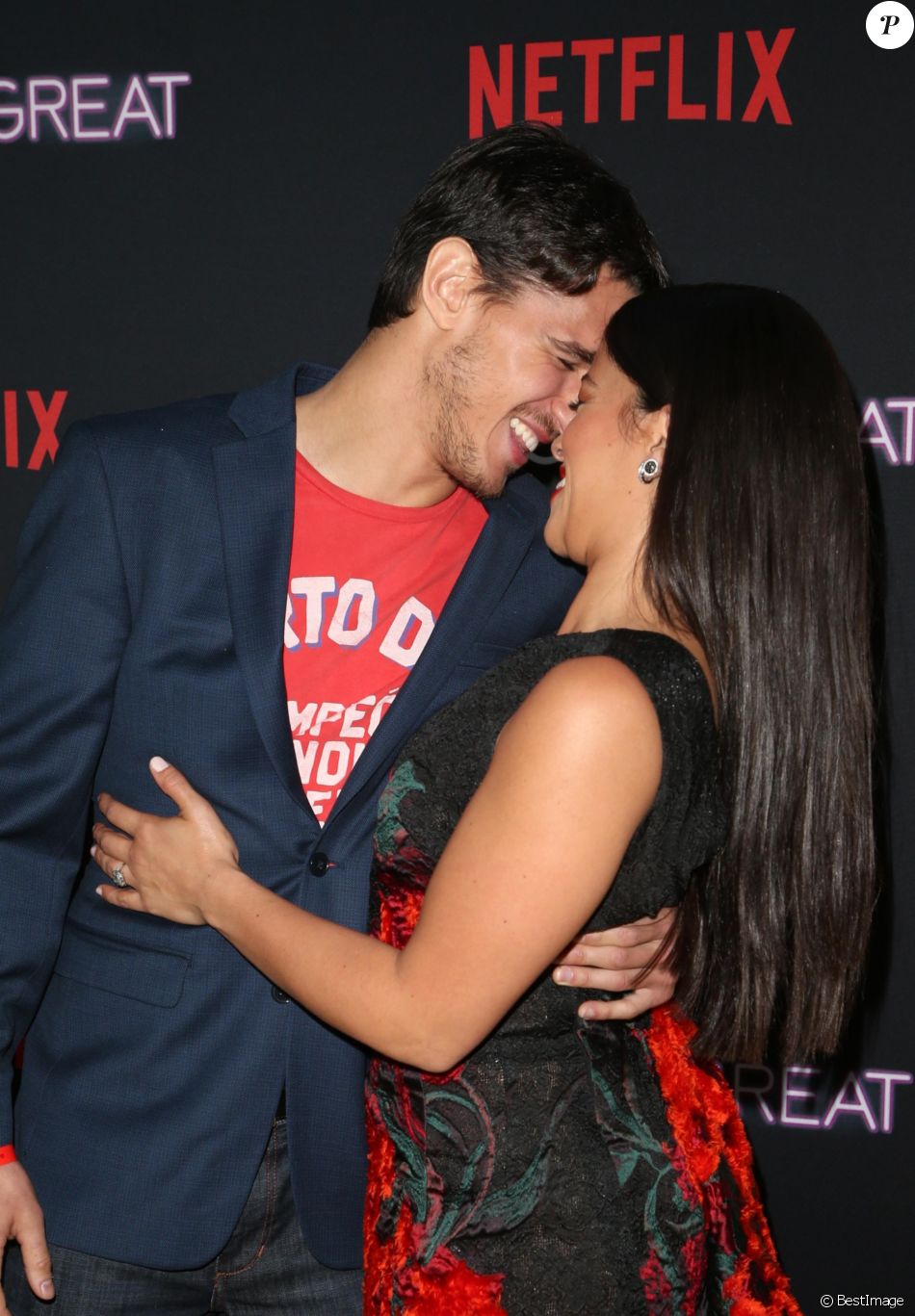 Joe LoCicero et sa compagne Gina Rodriguez à la première de Someone