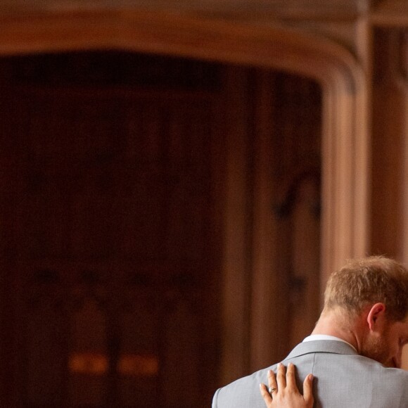 Le prince Harry et Meghan Markle, duc et duchesse de Sussex, présentent leur fils dans le hall St George au château de Windsor le 8 mai 2019.