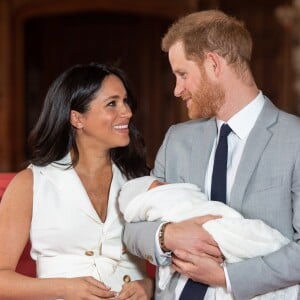 Le prince Harry et Meghan Markle, duc et duchesse de Sussex, présentent leur fils dans le hall St George au château de Windsor le 8 mai 2019.